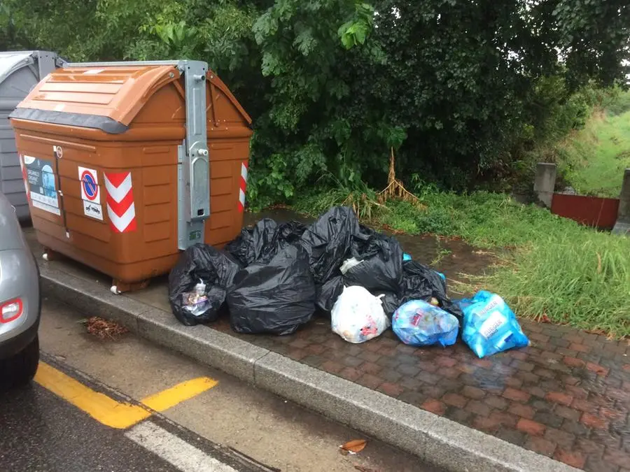 Rifiuti abbandonati in città: le foto dei lettori