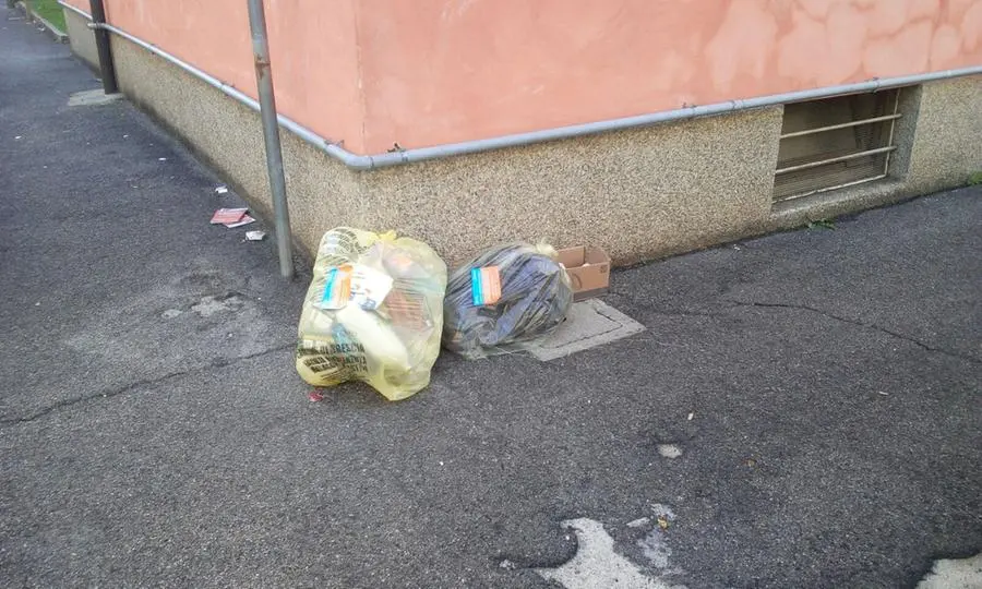 Rifiuti abbandonati in città: le foto dei lettori