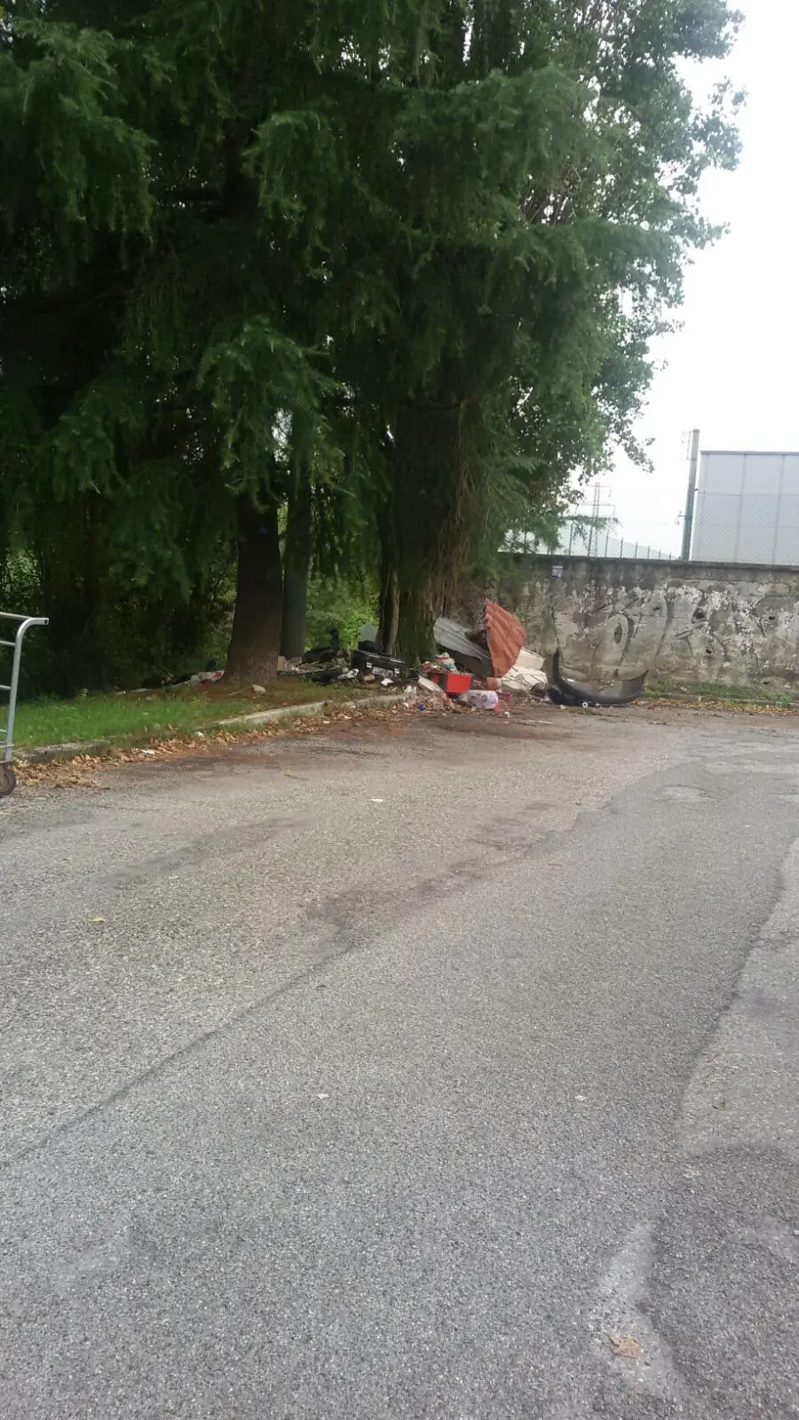 Rifiuti abbandonati in città: le foto dei lettori