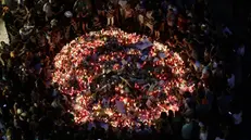 Il tributo alle vittime della strage, a Barcellona - Foto Ansa/Ap Manu Fernandez