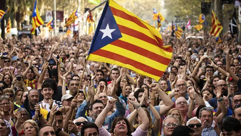 Barcellona, dichiarata l'indipendenza della Catalogna