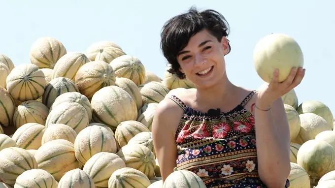 Francesca Nadalini fotografata in mezzo ai suoi meloni 4.0 - © www.giornaledibrescia.it