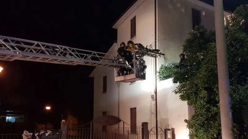 Lonato, fiamme e paura: anziano salvato con l'autoscala