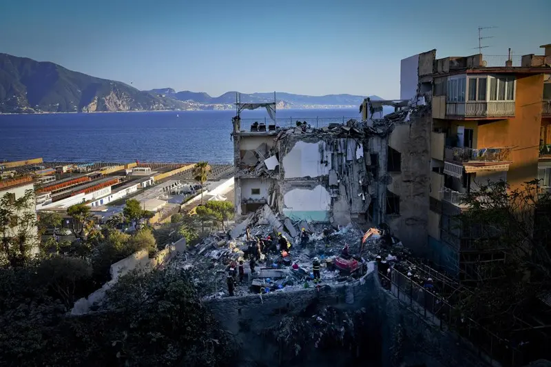 La palazzina crollata a Torre Annunziata