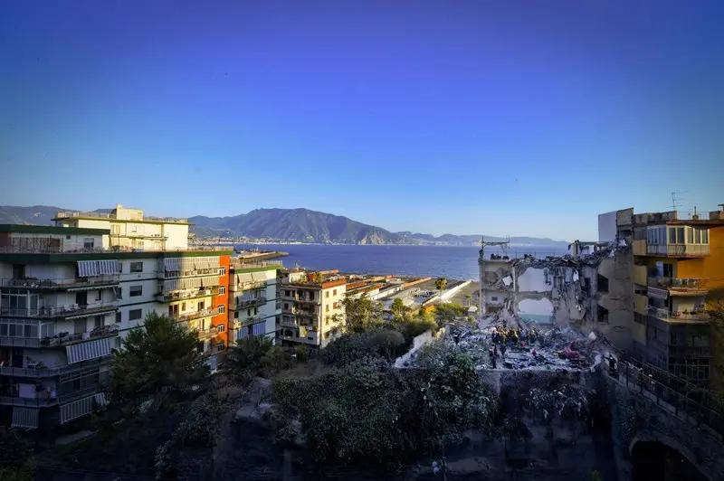 La palazzina crollata a Torre Annunziata