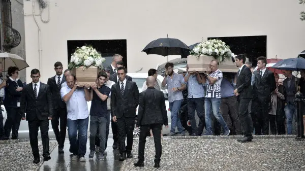 I funerali di Raffaella e Cesare a Sale Marasino