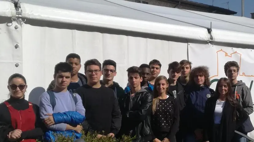 In piazza. Alcuni studenti del «Capirola» coinvolti nel progetto