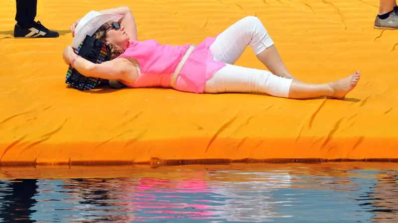 The Floating Piers, sdraiati sotto il sole