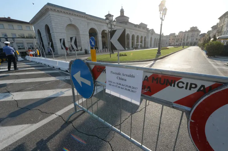 Allerta terrorismo, piazza Arnaldo messa in sicurezza