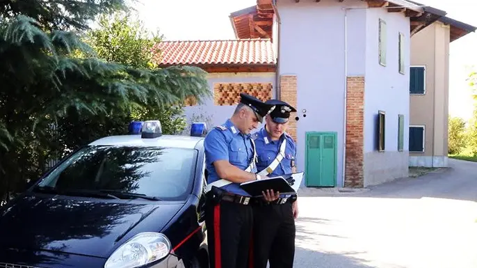 Carabinieri fuori dalla comunità in cui è avvenuta la violenza sessuale - Foto Ansa/Gianpaolo Magni © www.giornaledibrescia.it