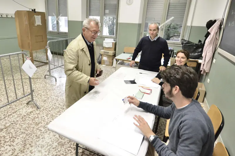 In coda ai seggi per votare