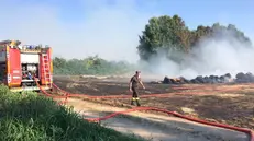 Castelletto di Leno, in fiamme 400 quintali di paglia