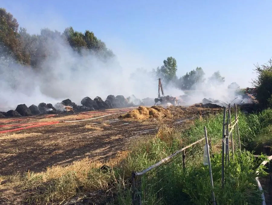 Castelletto di Leno, in fiamme 400 quintali di paglia