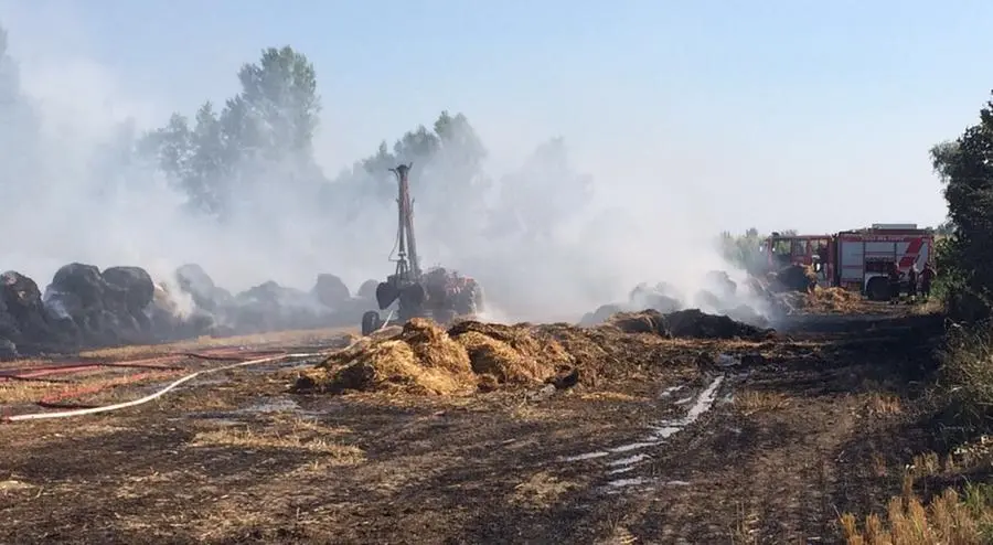 Castelletto di Leno, in fiamme 400 quintali di paglia