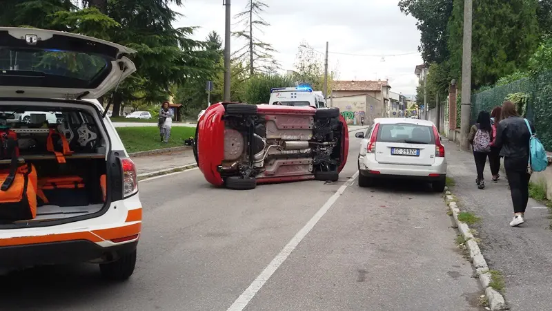 Bagnolo Mella, auto fuori controllo si ribalta - © www.giornaledibrescia.it