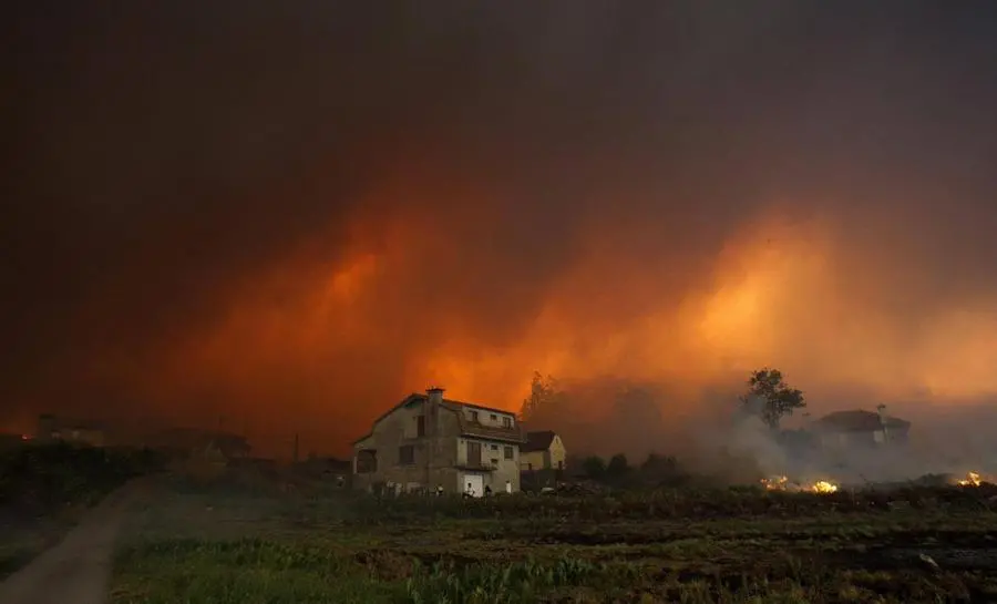 L'uragano Ophelia porta forti venti e alimenta incendi