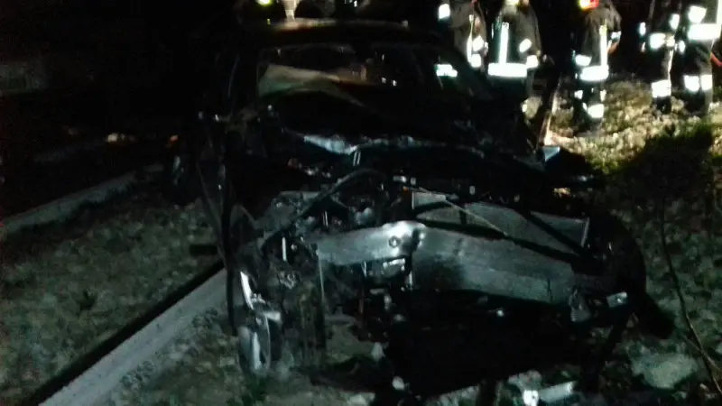 L'auto precipitata sui binari e travolta dal treno