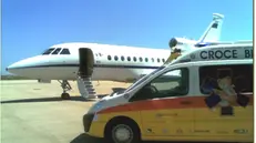 La bimba e il personale medico scendono dal volo militare a Montichiari