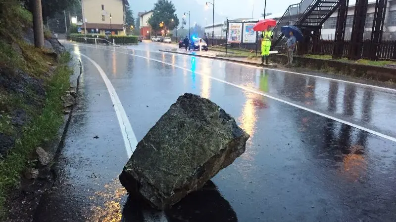 Il masso precipitato sulla vecchia statale a Piancogno
