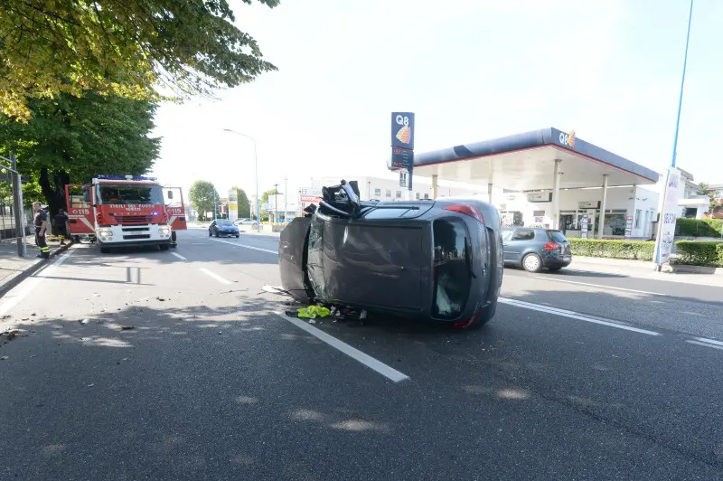 Auto si ribalta in via Orzinuovi