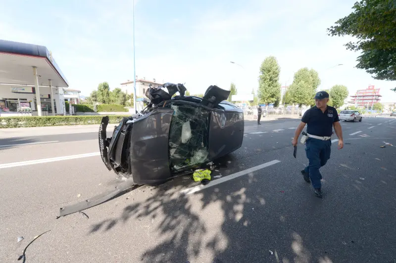 Auto si ribalta in via Orzinuovi