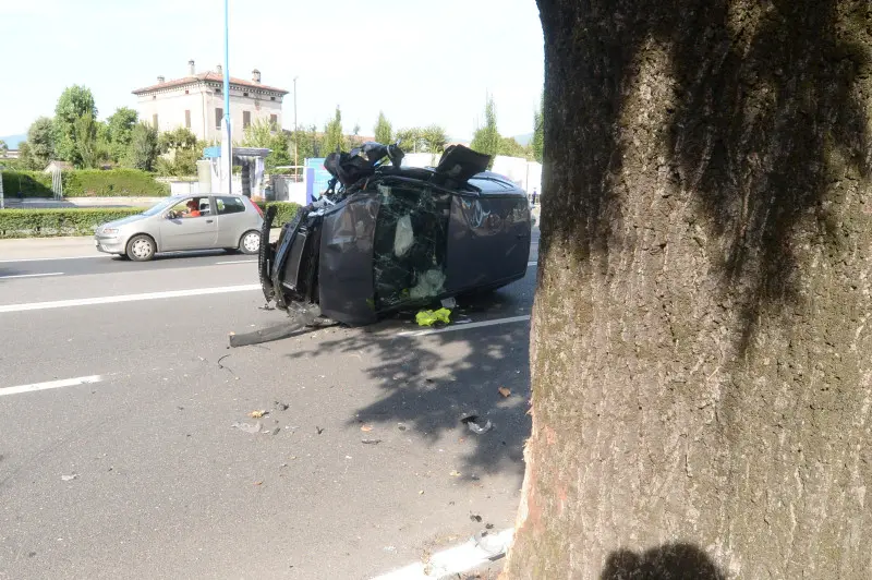 Auto si ribalta in via Orzinuovi