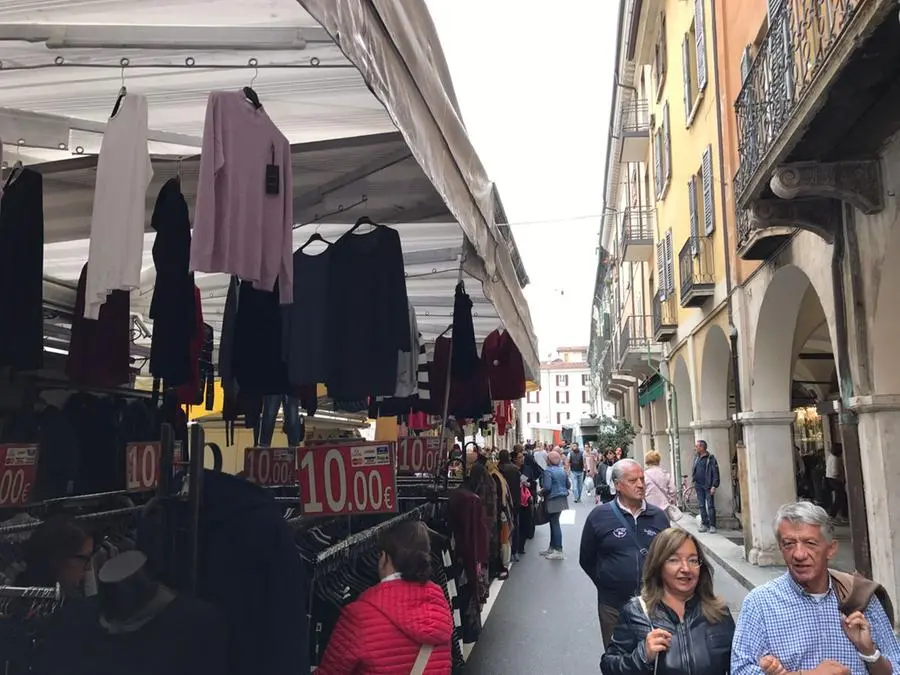 Le bancarelle del mercato in centro storico