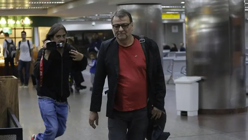 Cesare Battisti all'aeroporto di San Paolo - Foto Ansa/Ap Nelson Antoine