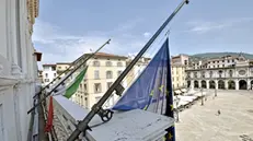Bandiere a lutto in Loggia