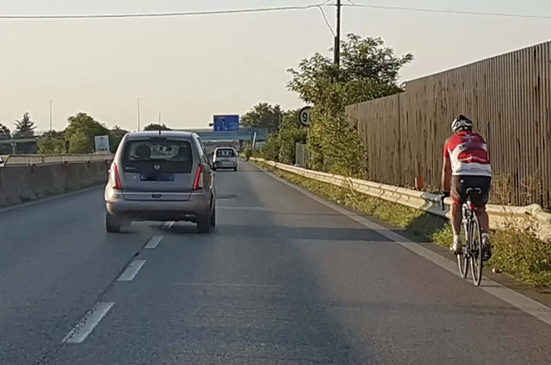 Il ciclista ripreso lungo la 510 a Camignone