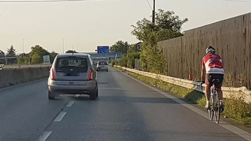 Il ciclista ripreso lungo la 510 a Camignone