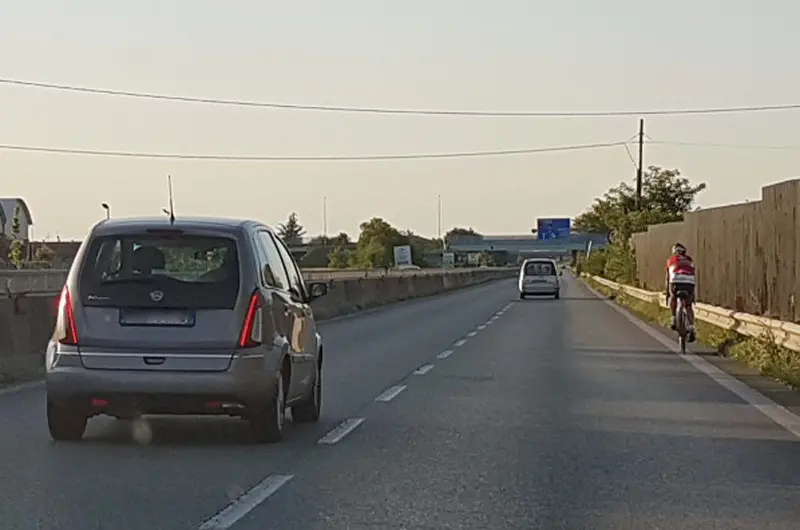 Il ciclista ripreso lungo la 510 a Camignone