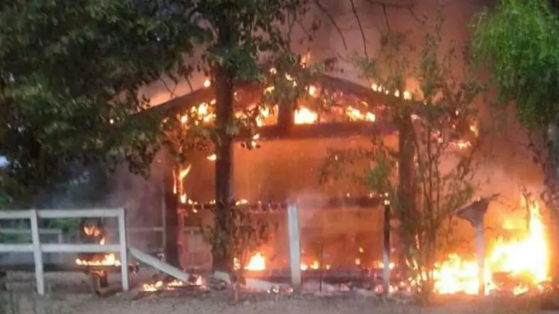 In fiamme la Capanna del Gambara