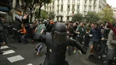 Polizia e manifestanti a Barcellona - Foto Ansa/Ap Manu Fernandez