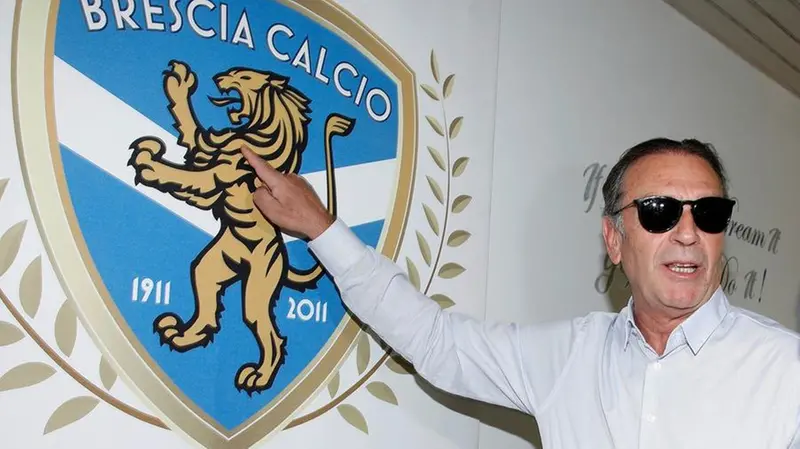 Il giorno dell’arrivo. Cellino indica il marchio del Brescia: ora ne ha scelto uno nuovo // FOTO REPORTER