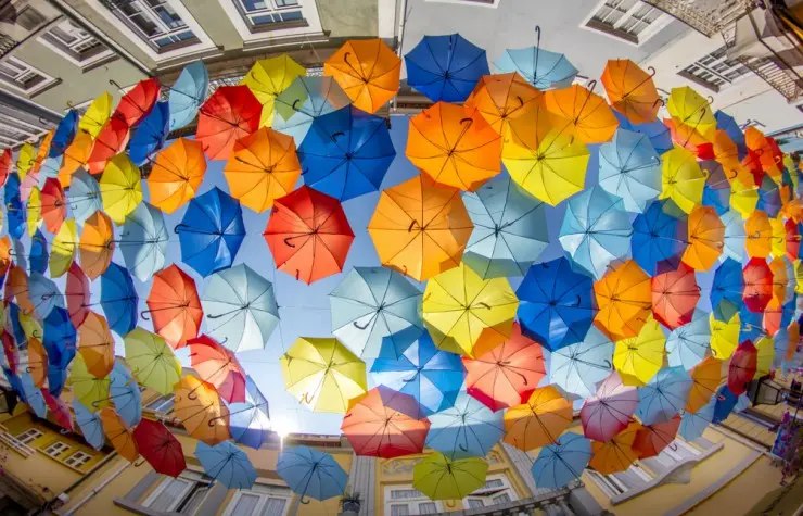 Alcuni scatti di ombrelli sospesi a mezz'aria: nuovo arredo urbano