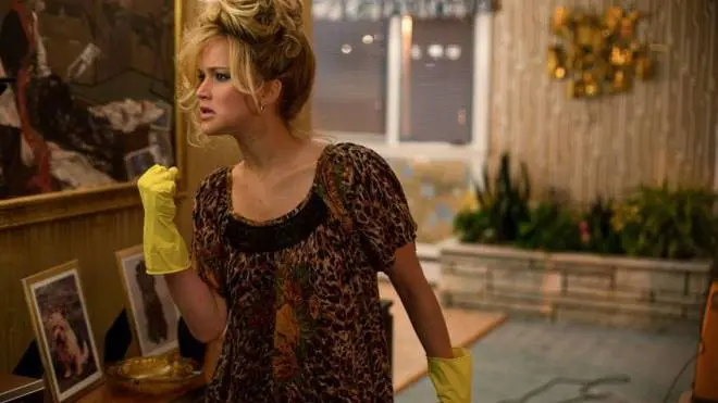 Jennifer Lawrence nel film «Joy» veste i panni della donna che inventò il mocio - © www.giornaledibrescia.it