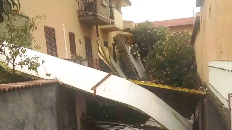 Maltempo, un tetto di lamiera divelto dal vento a Rovato