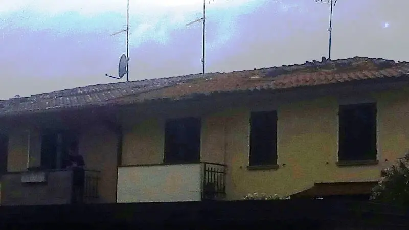 Maltempo, un tetto di lamiera divelto dal vento a Rovato
