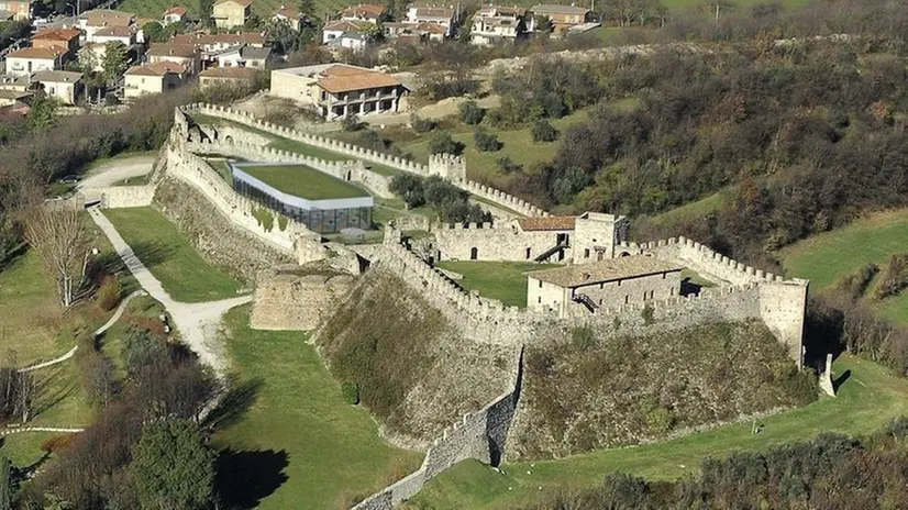 Invisibile. Le pareti di vetro e il tetto coperto di verde mimetizzano la struttura allo sguardo dall’alto