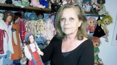 Bruna Arcaini mostra le bambole della sua casa museo - © www.giornaledibrescia.it