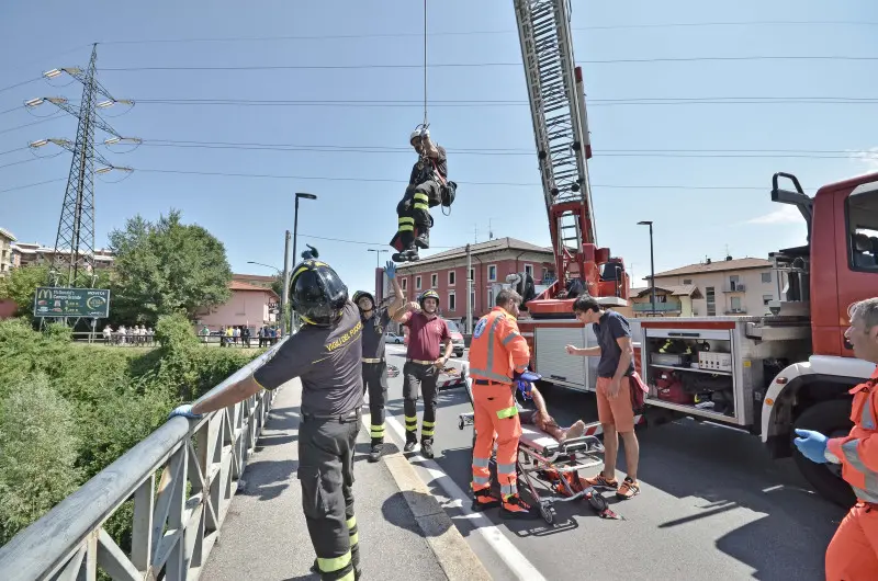 I soccorsi in via Valle Camonica