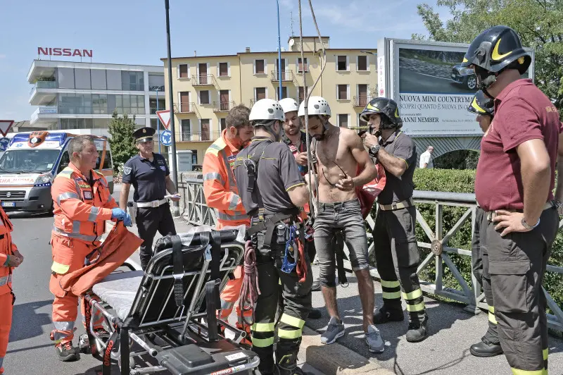 I soccorsi in via Valle Camonica