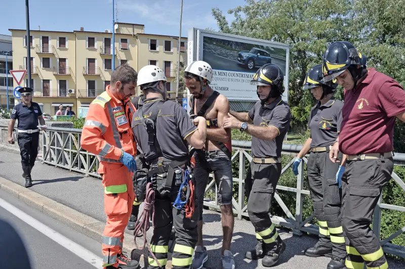 I soccorsi in via Valle Camonica