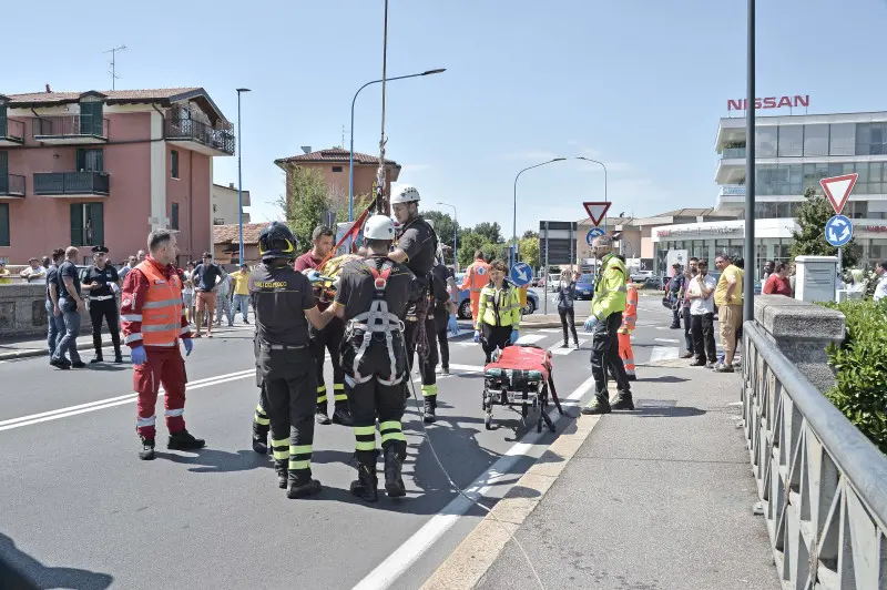 I soccorsi in via Valle Camonica