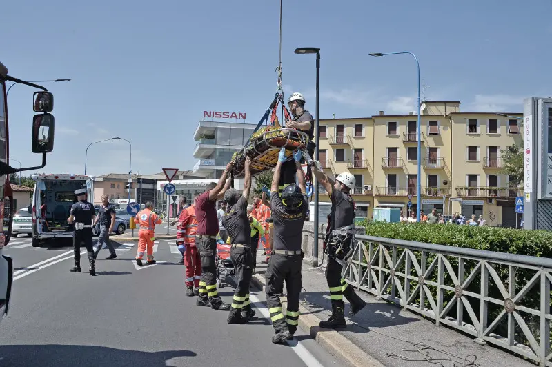 I soccorsi in via Valle Camonica