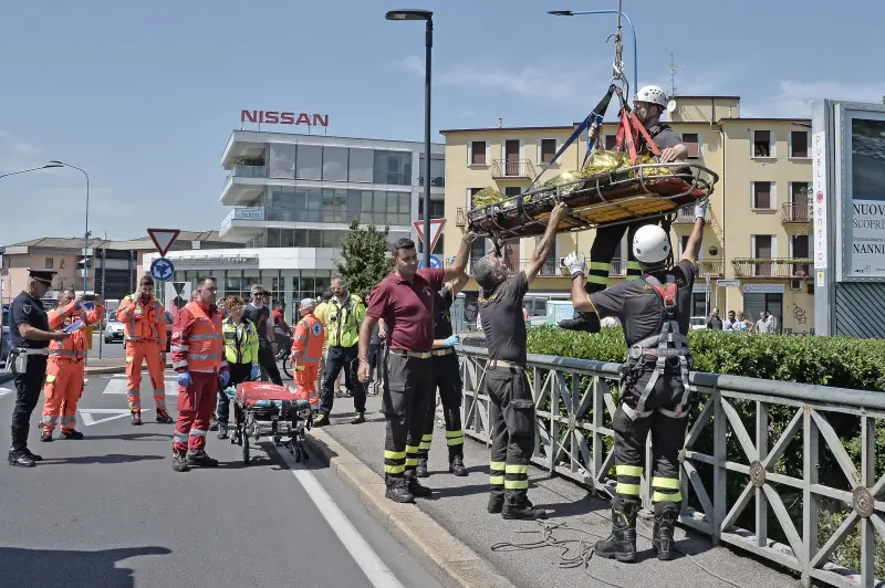 I soccorsi in via Valle Camonica