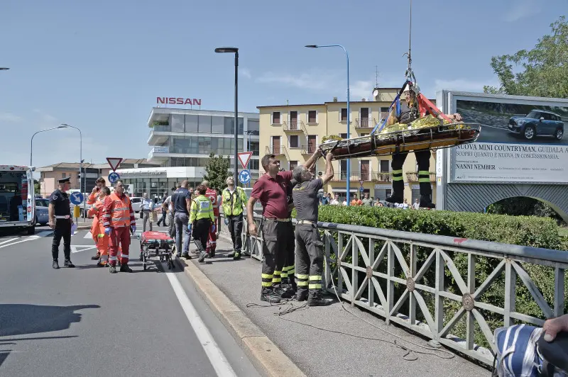I soccorsi in via Valle Camonica