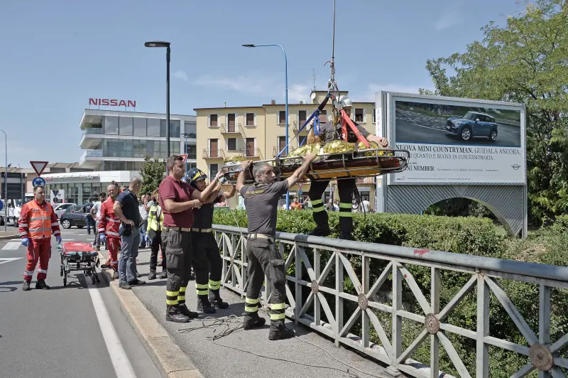 I soccorsi in via Valle Camonica