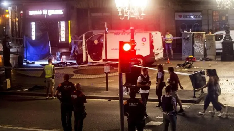 Il furgone usato per l'attentato sulla Rambla di ieri - Foto Quique García Ansa/Epa